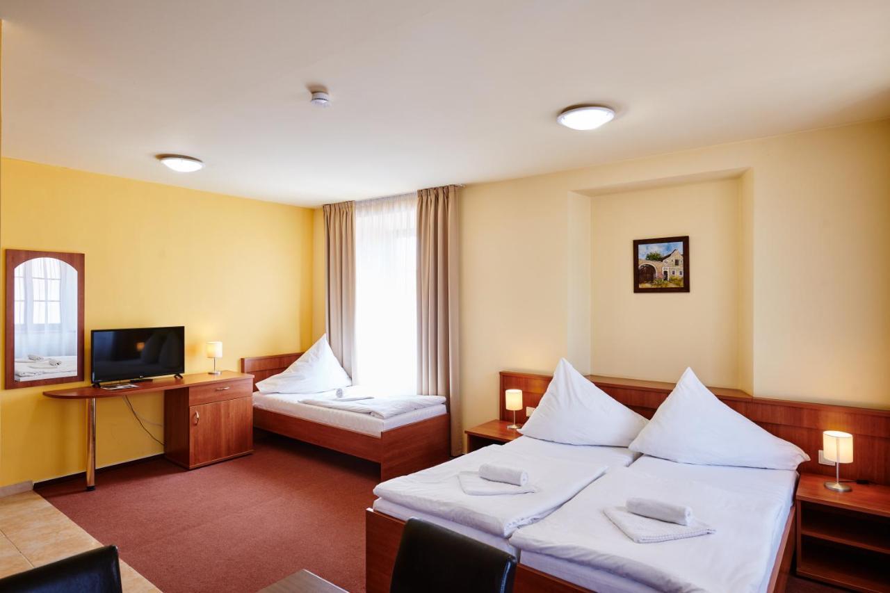 Hotel Zlata Hvezda Вимперк Екстериор снимка